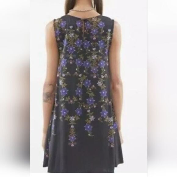 Urban Outfitters Black Floral Print A Line Shift Dress Size Medium - Picture 2 of 6